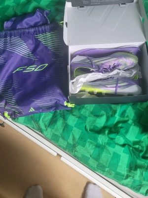 Adidas F50 lila Elite - Säljer ett par Adidas F50 fotbollsskor. Det finns inga fel på dem men behöver pengar nu och håller på sälja allt jag har du kan kolla upp mitt profil!  Pris kan diskuteras vid snabb affär!! 🔥🔥🔥 