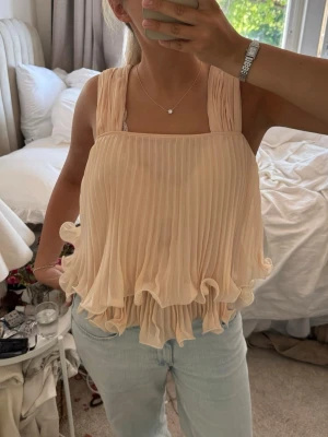 blus med volanger - så fin plisserad blus med volanger från asos i storlek 38/M💓