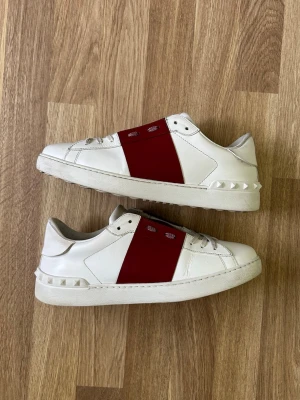 Valentino Open  - Säljer ett par röda/vita Valentino opens i mycket fint skick. Skorna är i storlek 41,5 och sitter true to size. Inget og medföljer vid köp. Kom pm för fler bilder eller frågor 🫡