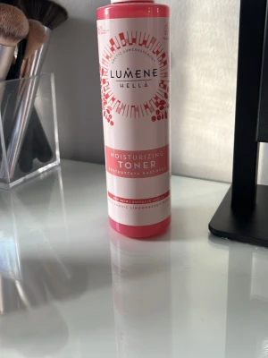 Lumene HELLÄ Moisturizing Toner - Toner från Lumene, jag säljer den för att den inte kommer till användning. Den är ca 2/3 kvar av den. 