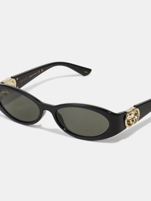 Svarta ovala solglasögon från Gucci - Snygga svarta solglasögon från Gucci med oval form och guldfärgade detaljer på skalmarna. Klassisk logga i guld på sidan ger en lyxig touch. Tillverkade i syntetmaterial och passar perfekt för dig som vill ha en trendig accessoar.