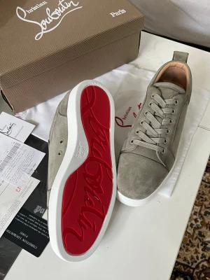 Christian Louboutins - PRIS EJ HUGGET I STEN. Säljer dessa fina skor som kommer med box och dustbag + kvitto etc.. Dem Storlek 43 i färgen OlivGrå, aldrig använda. Säljer pga fel storlek! För mer bilder kom pm:)