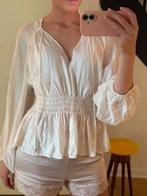 Vit blus/topp - Söt vit blus/topp från H&M i storlek S. Köpt i september förra året för 299kr och använd cirka 1 gång, helt i nyskick 🫶