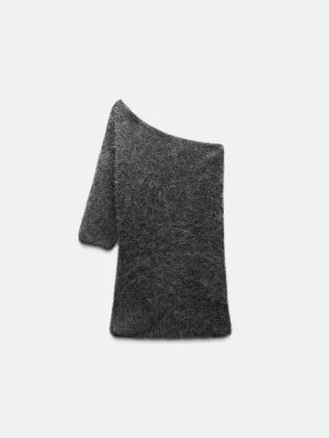 Grå stickad tröja med kort ärm - Asymmetrisk stickad topp gjord av alpacka ull. Från Zara. Tröjan är knappt använd och i fint skick. 