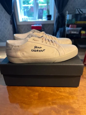Saint Laurent skor - Beiga saint Laurent skor storlek 44 passar även 43! Har kvitto!!. Använda fåtal gånger syns verkligen inte och ska ha en sliten design.💯