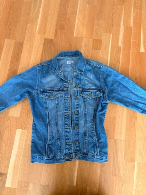 Blå jeansjacka  - Blå jeansjacka. Står att den är från Chino