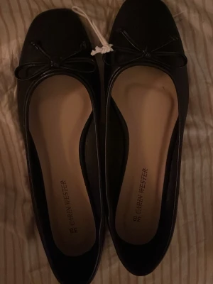 Svarta ballerinaskor från Carin Wester - Säljer de här helt nya ballerina skorna. Har inte använt men prislappen är borta. 