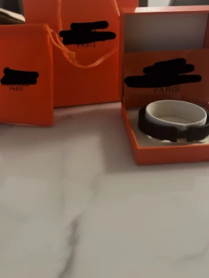 Svart armband - Stilrent armband i svart. Armbandet har en modern och minimalistisk design med bred rem och klassisk förpackning . Perfekt accessoar för att lyfta din outfit.