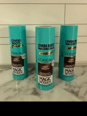 L'Oréal Magic Retouch Dark Brownantal 3.  - L'Oréal Paris Magic Retouch Instant Root Concealer Spray i färgen Dark Brown. Praktisk spray för att snabbt täcka utväxt och gråa hårstrån. Kommer i turkos och brun förpackning, enkel att använda och ger ett naturligt resultat.