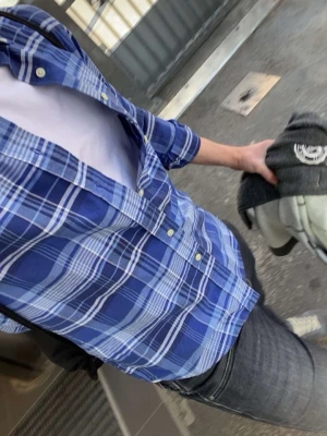 Ralph Lauren flanell skjorta strl S - Snygg blå rutig skjorta med vita och mörkblå detaljer från Ralph Lauren. Skjortan har klassisk krage, långa ärmar och knäppning framtill. Perfekt för en avslappnad och trendig stil.
