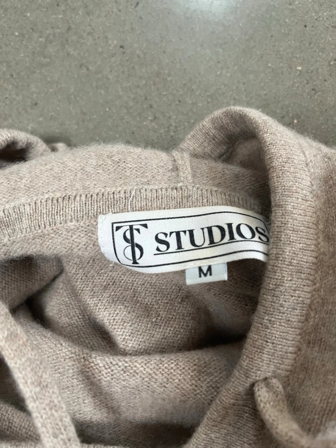 Beige hoodie i mjukt material - 2