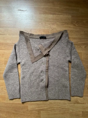 Zara beige kofta med knappar - En helt oanvänd Zara kofta, nypriset ligger på 700kr och säljs inte längre. Perfekt för lager-på-lager-stil.
