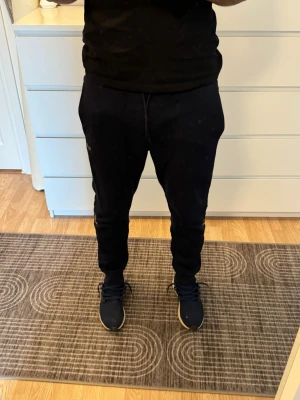 Mörkblå mjukisbyxor från BOSS - Hugo boss mjukis byxor mörkblåa i storlek M. Dem är riktigt snygga och passar bra med det mesta. Mitt pris 349🤝 byxorna ja har inte använt dom en ända gång sen jag fick dem bara att jag tog denna bilden så dem är i jätte bra skick. Billigare än så går inte att hitta