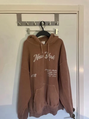 Urban Outfitters Hoodie  - Längd: 69cm Bredd: 58cm fint skick! 