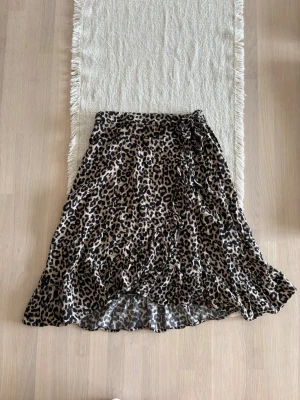  Dam leopard kjol  - Storlek 134/140cm ifrån Lindex. Skickas inom 48h kika in min profil för mer fina plagg. Skriv om ni har några frågor!