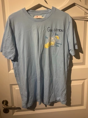 St barth tshirt  - Snygg tshirt som jag säljer då jag inte gillar den längre har kvitto att den är äkta 