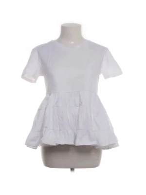 Zara t shirt  - Super söt t shirt med volang nedre till. Inga defekter!