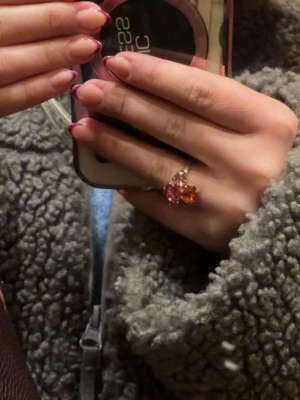 Guldfärgad ring med rosa stenar - Säljer en elegant guldfärgad ring från Caroline Svedbom som jag älskar! Den är justerbar i storleken och passar jätte bra till armbandet som också ligger uppe till försäljning❤️
