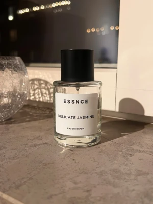 ESSNCE Delicate Jasmine - Delicate jasmine från ESSNCE. Fräsch och somrig jasminedoft. Har förvarats mörkt och svalt.