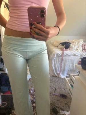 Populära byxor - Snygga populära lågmidjade byxor som ser ut som coral pants fast i en fin blå/ turkos färg 😍😍😍 min mamma köpte de från Lindex för fleraaaa år sedan men endast använd en gång så de är vintage. storlek S