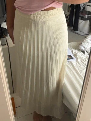 Långkjol i ljus beige - Snygg plisserad långkjol i ljus beige/krämvit med elastisk midja 🤍