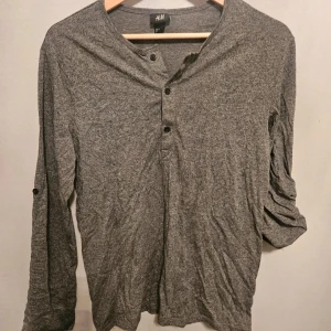 Tröja H&M M - Säljer tröjan på bilden  Kan även hämtas I Partille  E5