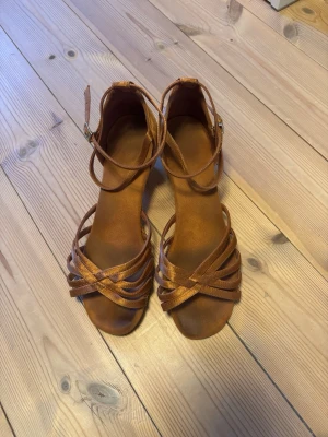 Tiodansskor - Stilrena tiodansskor för tävling och träning. Passar perfekt i E/D-klass. 4 cm smal klack. Själva klacken är ganska sliten men resterande sko är väldigt fint skick så bara man byter klack blir de så gott som nya!