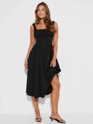 corset dress - Snygg svart långklänning med breda axelband och markerad midja. Klänningen har en lätt utställd kjol och fyrkantig ringning. Perfekt för dig som gillar en klassisk och stilren look. Slutsåld!