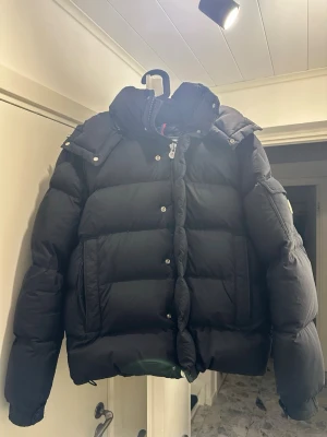 Svart Moncler jacka - Säljer denna varma, sällsynta och stilrena jacka från Moncler, modellen är Vezere Giubotto, storlek 2/M. Kan gå ner i pris vid snabb affär. Snygg och enkel att matcha till olika outfits.
