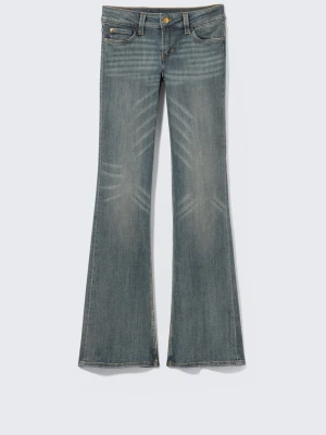 Blå bootcut jeans💞 - Säljer ett par blå bootcut jeans från Cheap Monday med coolt tryckt i logopatch bak och orange detalj i midjan. Jeansen har klassisk femficksmodell, slitningar framtill och är tillverkade i denim. Perfekta för dig som gillar coola och enkla jeans att stila! Bara jeansen kan göra outfiten🤍.                                                  ⚠️tyvärr står inte storleken kvar men jag har S/M och dem passar super bra!