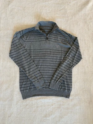 Gant halfzip  - Söker du en bekväm tröja perfekt till våren och sommarkvällarna? Denna tröja är i fint skick och passar till det mesta. Saknar lapp i bak men är med säkerhet i storlek S. Dessutom till ett väldigt fördelaktigt pris där nypriset är upp emot fem gånger så mycket. Tveka inte på att slå till!  (Postar inom 24)