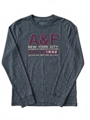 Mörkgrå långärmad t-shirt A&F - Mörkgrå långärmad topp från Abercrombie & Fitch med tryck i vinrött och vitt framtill. Rund halsringning och mjukt material som känns skönt mot huden. Perfekt för en avslappnad och cool stil. Hör av er via funderingar!!