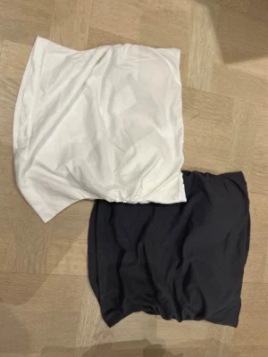2st tube tops - Två axelbandslösa tube tops, en vit och en svart. Båda har inbyggd bh. Inga defekter💞
