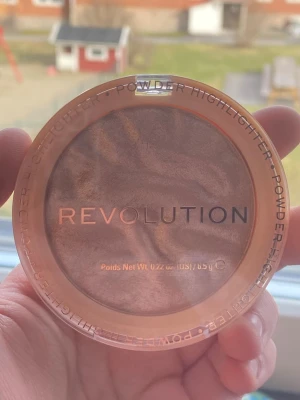 Revolution Highlighter Reloaded - Highlighter Reloaded från Revolution i nyansen Dare to Divulge. Pudret har en marmorerad finish i guld- och bronsiga toner som ger en snygg glow. Kommer i en rund plastförpackning med transparent lock. Perfekt för att framhäva ansiktets höjdpunkter. Råkade köpa fel så produkten är oöppnad.