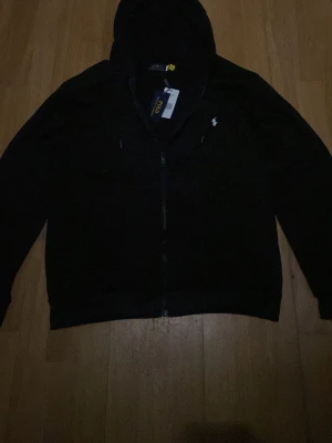 Svart ziphoodie från Ralph Lauren - Svart ziphoodie från Ralph lauren storlek M men passar L