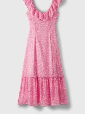  Charlize Dress Mini Flower från Dobber  -  Charlize Dress Mini Flower eller Lusia Floral Summer från märket Dobber. Det är en somrig, rosa maxiklänning med ett småblommigt mönster, volangdetaljer vid ringningen och axlarna, samt en markerad midja.