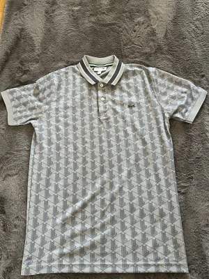 Lacoste pike - Säljer en jätte fin Lacoste piké helt oanvänd bara testat och inte satt bra på mig så säljer den vidare.