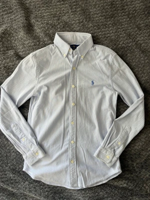 Ralph Lauren skjorta  - Rikigt fin Ralph Lauren skjorta Storlek S! Inga defekter förutom att de har sytt igenom ett hål (kolla sista bilden) Skriv gärna om ni är intresserade eller har några frågor✌🏼