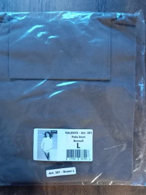 Brun polotopp från Valente storlek L - Snygg brun polotopp från Valente i mjuk bomull. Klassisk polokrage och långärmad modell som passar perfekt till jeans eller kjol. Enkel och stilren design som är lätt att matcha med andra plagg. Storlek L