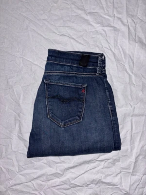Replay jeans - Ett par Replay jeans. Mörkblåa och ganska små i midjan. Vill bli av med de och säljer därför billigt!
