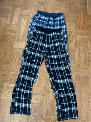 Pyjamasbyxor från Kappahl  - Ett par av pyjamasbyxor från Kappahl i storlek 158/164