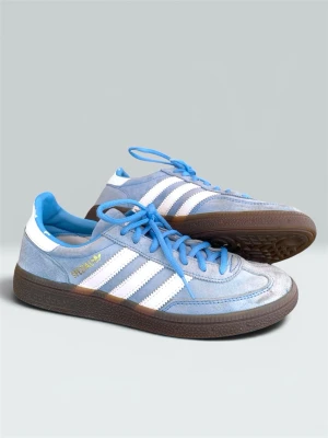 Adidas Spezial blå sneakers - Snygga Adidas Spezial sneakers i ljusblå mocka med vita detaljer och klassiska tre ränder på sidorna. Skorna har blå skosnören, vit hälkappa och gummisula i brunt. Perfekt för dig som gillar retrostil och streetwear. Perfekt till våren! Skick enligt bilder!