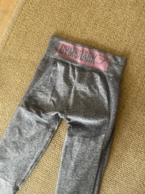 Gymshark tights - Gråa Gymshark tights storlek XS, för liten storlek för mig, superfina och sköna i superbra skick!!