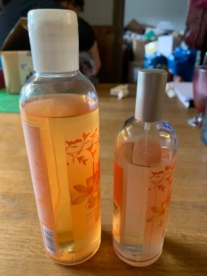 Indian Night Jasmine body mist och dusch gel - Set från The Body Shop med doften Indian Night Jasmine. Setet innehåller dusch gelé 250 ml ny och oöppnad samt body mist lite använd.