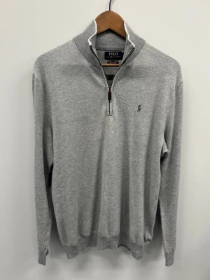 Ralph Lauren half zip tröja - Väldigt fint skick inga defekter | modellen är 185 cm lång och väger ca 77 kg. Pima cotton så väldigt skön och mjuk.