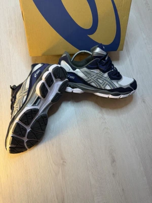Asics Gel Nyc - Asics Gel Nyc   - Storlek: 42📏    - Skick: 9/10♻️     - Pris: 1075kr💵     - Färg: Grå,Vit,blå   Frakt: Fraktas samma dag, anländer till dig inom 3-4 dagar🚚     Tveka inte att skriva vid minsta fråga!💭