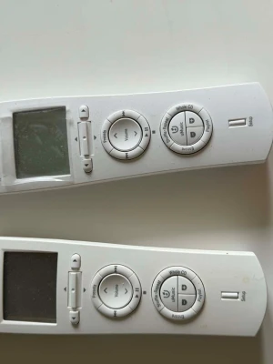 Bose vit trådlös högtalare med fjärrkontroller - Säljer en vit trådlös högtalare från Bose tillsammans med två matchande fjärrkontroller. Högtalaren har en stilren, rektangulär design och är tillverkad i plast. Perfekt för att streama musik trådlöst hemma. Fjärrkontrollerna har LCD-skärm och flera funktionsknappar.