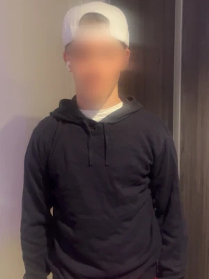 Marine blå hoodie med huva - En stilren blå hoodie med huva och dragsnören. Hoodien har en klassisk passform och är tillverkad i ett mjukt material som känns skönt mot huden. Perfekt för en avslappnad look och enkel att matcha med andra plagg.