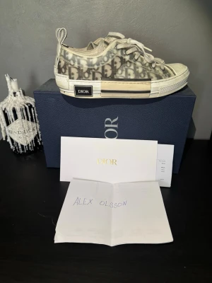 Dior B23 Low - Dior B23 Low i storlek 41 köpta av mig i Milano för 890euro. Kvitto och box finns. Kan även byta snören till nya fräscha. Kan även tvättas upp för seriös köpare