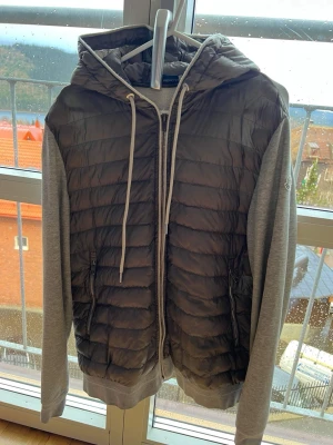 Grå Moncler cardigan - Grå moncler cardigan som inte används då den är för liten den är storlek xl men sitter som en medium passar bra på en polare som är 180 cm lång. Finns en liten fläck på ryggen går säkert bort i tvätten 